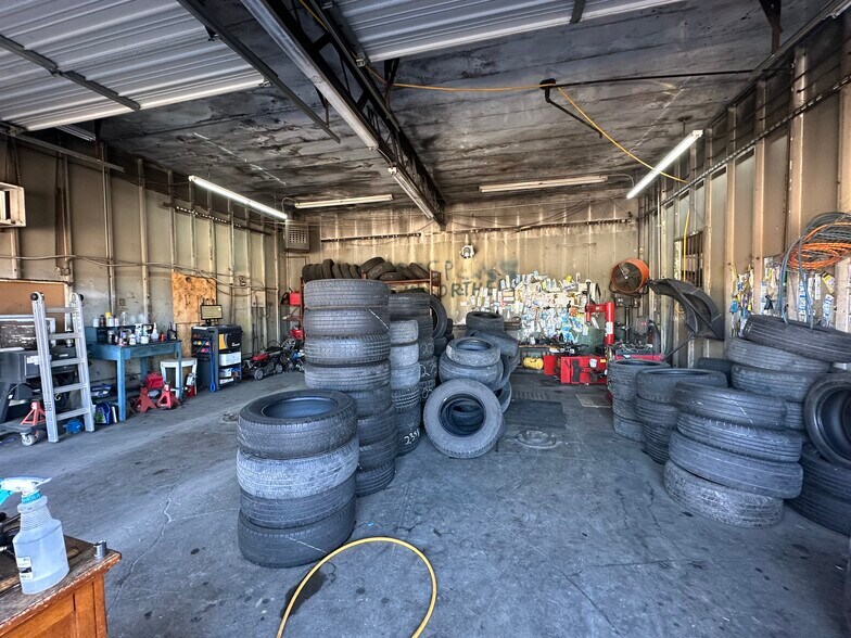 More Photos Of 2320 E Berry St, Fort Worth Flex For Sale