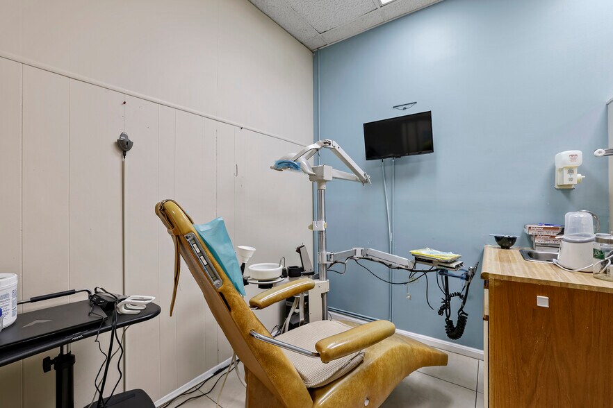 More Photos Of 729 8th St SE, Washington General Retail For Sale