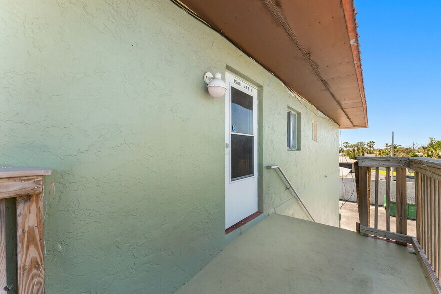 More Photos Of 1592 Jimmy Buffet Mem Hwy, Satellite Beach Office Residential For Sale