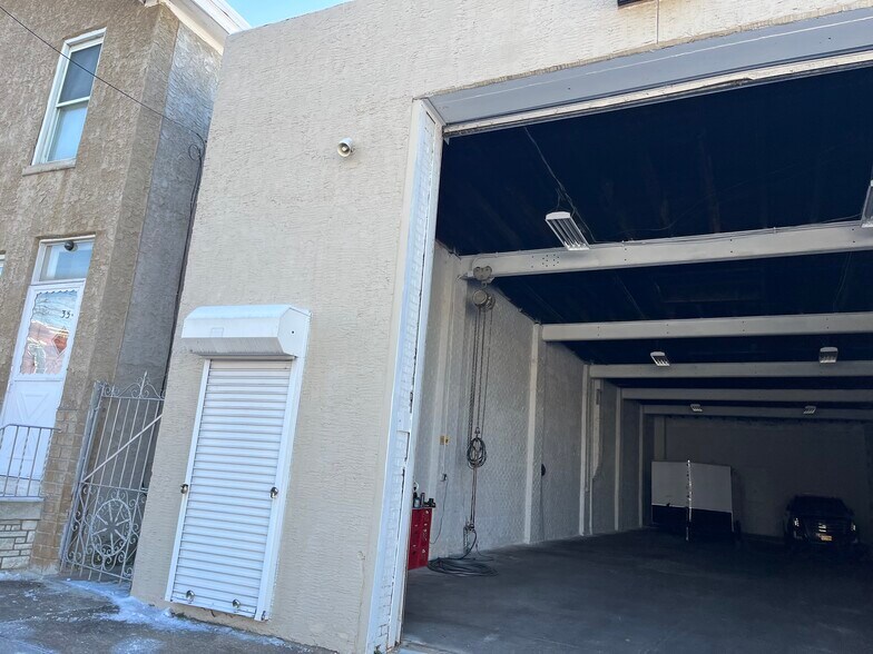 More Photos Of 330 Pine St, Camden Warehouse For Lease