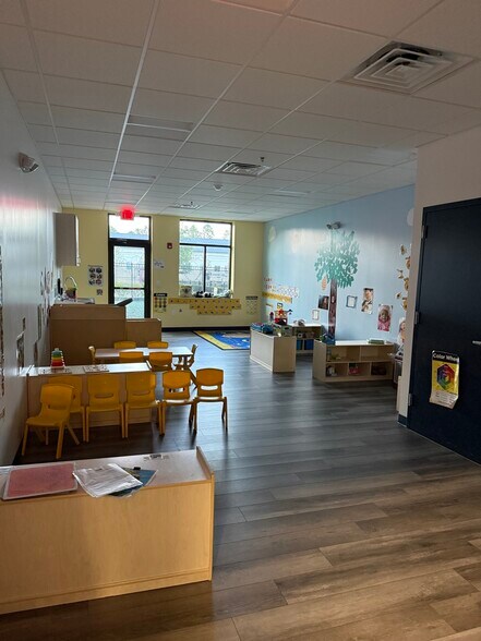 More Photos Of 3480 Royal Pines Dr, Orange Park General Retail For Lease