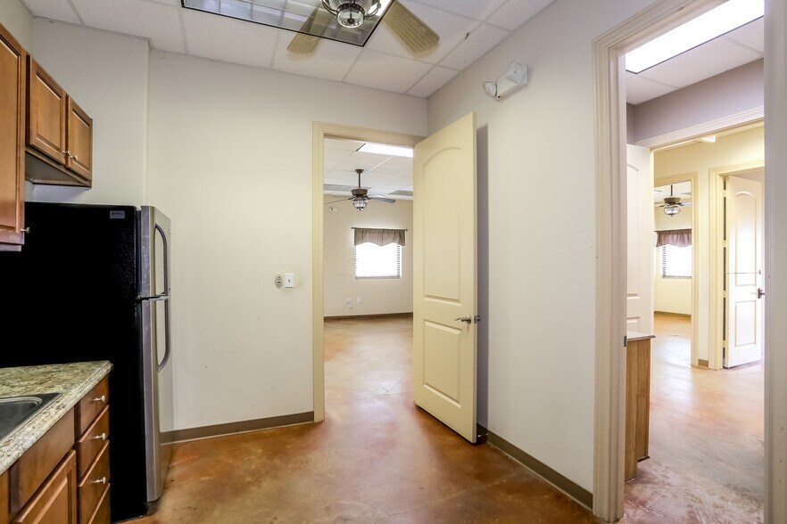 More Photos Of 14410 Mary Jane Ln, Tomball Office For Sale