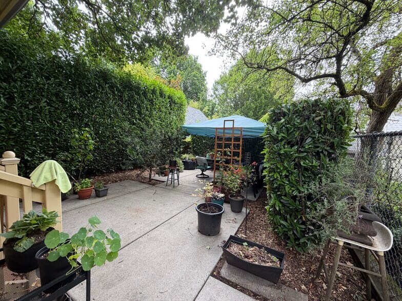 More Photos Of 16-18 NE Graham St, Portland Apartments For Sale