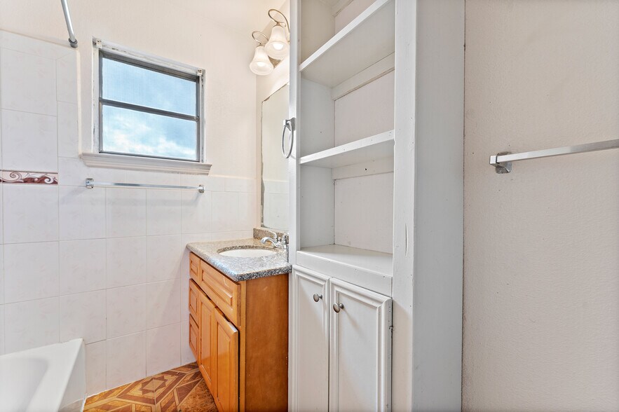 More Photos Of 1004 S Main St, Pasadena Apartments For Sale