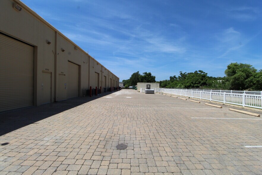 More Photos Of 4050 N Washington Blvd, Sarasota Unknown For Lease
