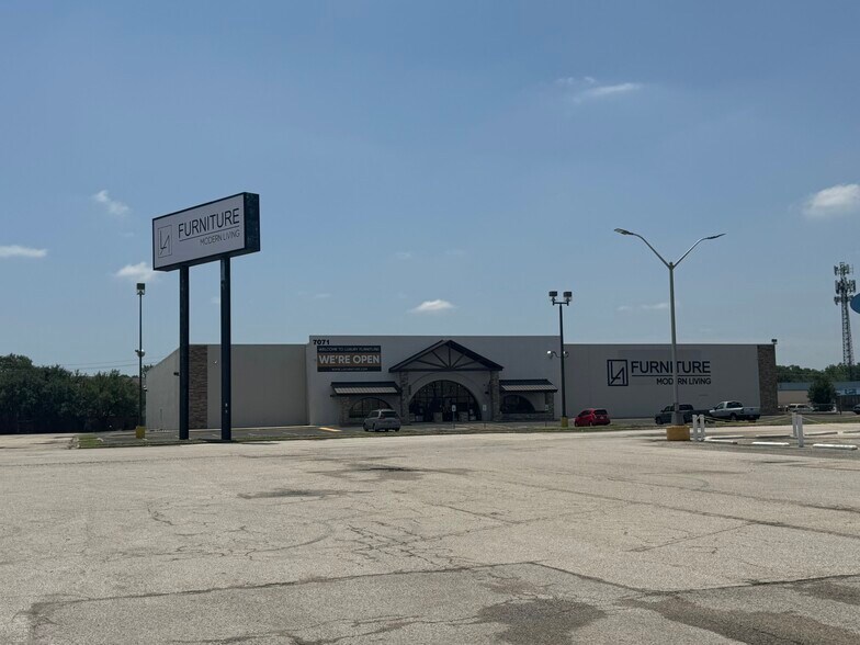 More Photos Of 7071 Southwest Fwy, Houston Showroom For Sale