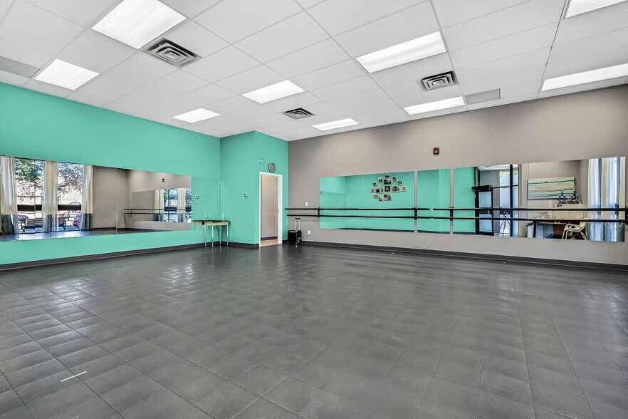 More Photos Of 4916 50 Av, Lloydminster General Retail For Lease