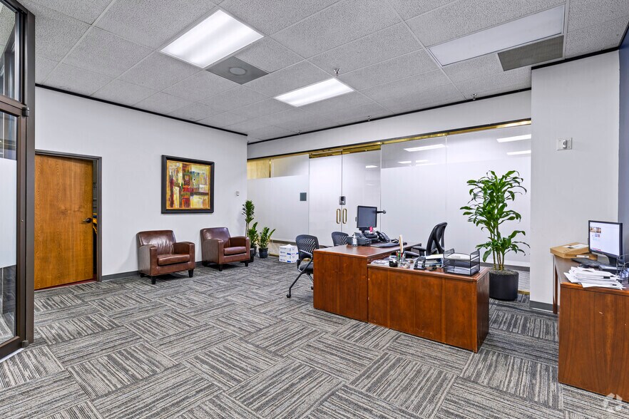 More Photos Of 2711 Lyndon B Johnson Fwy, Dallas Office For Lease