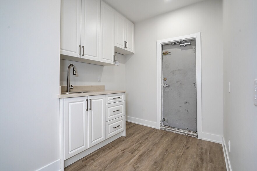 More Photos Of 349 Spadina Av, Toronto Storefront Retail Residential For Sale