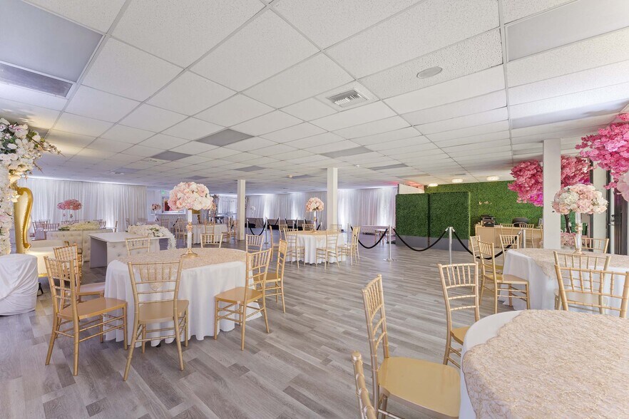 Primary Photo Of 6265 Van Nuys Blvd, Van Nuys Storefront For Sale