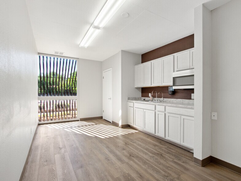 More Photos Of 2345 W Glendale Ave, Phoenix Medical For Lease