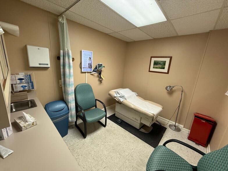 More Photos Of 1405 Pine St, Melbourne Medical For Sale