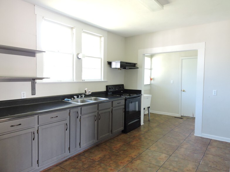 More Photos Of 2218 Mahan Dr, Tallahassee Office Residential For Sale