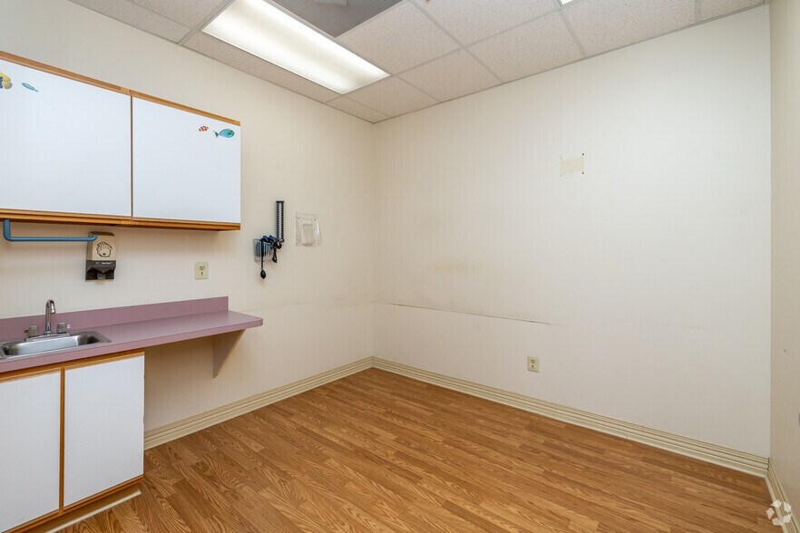 More Photos Of 405 Caredean Dr, Horsham Township Warehouse For Lease