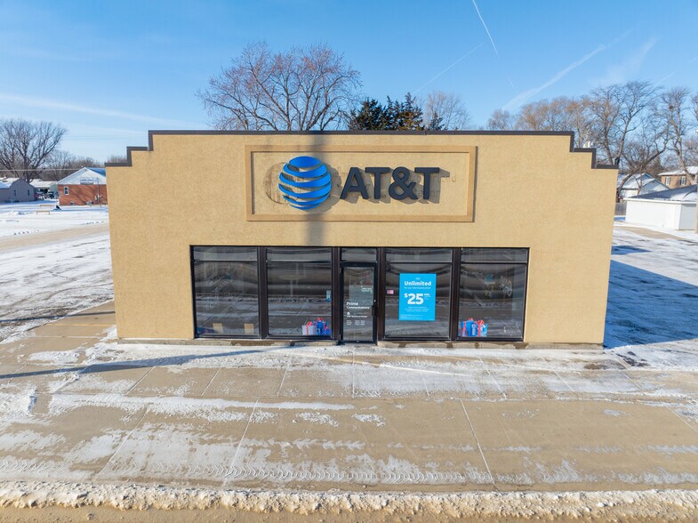 More Photos Of 1459 SW Dakota Ave, Huron Freestanding For Sale