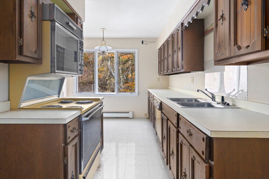 More Photos Of 165 Queechy Lake Dr, Canaan Hotel For Sale