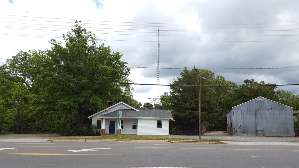 More Photos Of 3521 Monroe Rd, Charlotte Showroom For Lease