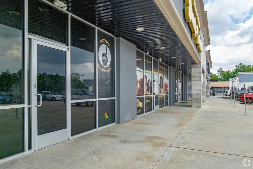 More Photos Of 239 W Tidwell Rd, Houston Storefront Retail Office For Lease