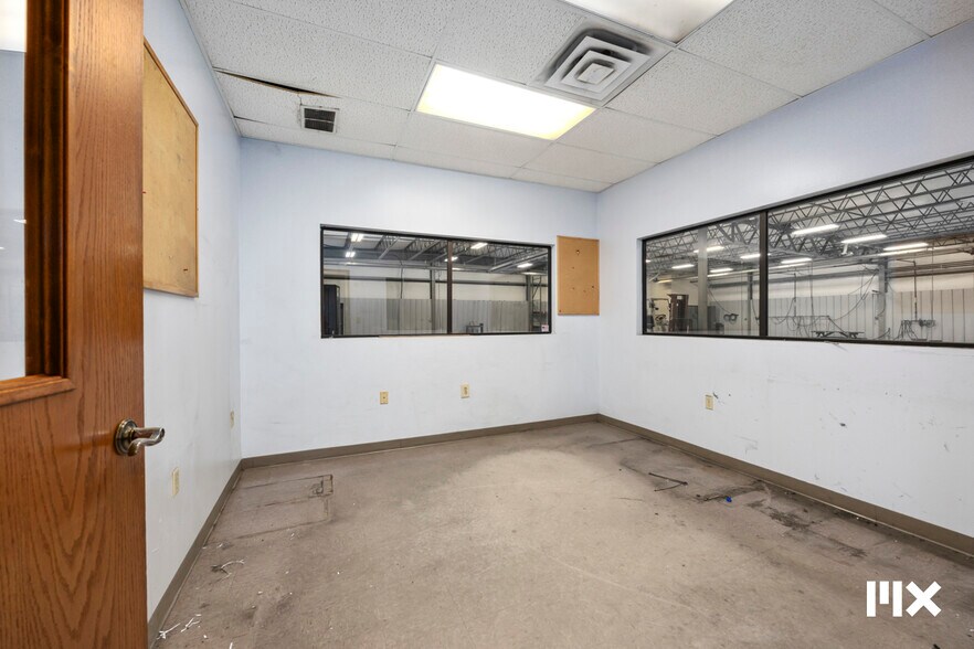 More Photos Of 21685 Northland Dr, Paris Distribution For Sale