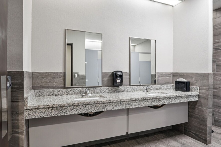 More Photos Of 1800 Teague Dr, Sherman Office For Sale