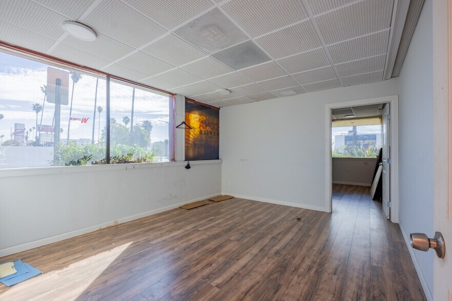 More Photos Of 16955 Sherman Way, Van Nuys Freestanding For Lease