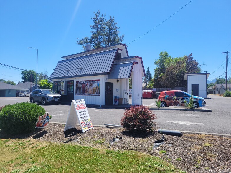 More Photos Of 1605 W Main St, Medford Fast Food For Sale