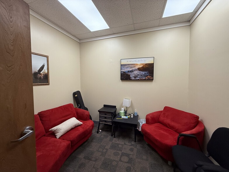 More Photos Of 2135 Southeast Pky, Arlington Unknown For Lease