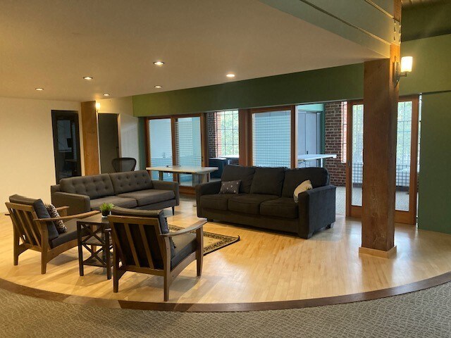 More Photos Of 1175-1195 Park Ave, Emeryville Showroom For Lease