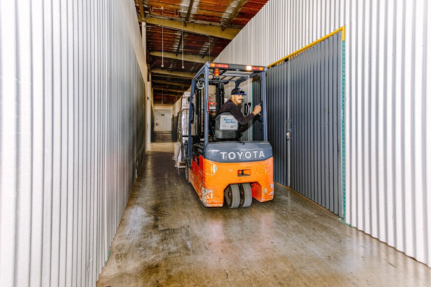 More Photos Of 2700 Louis Henna Blvd, Round Rock Warehouse For Lease