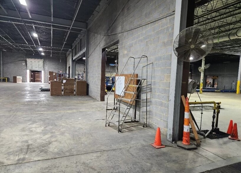 More Photos Of 10901 Carpet St, Charlotte Warehouse For Lease