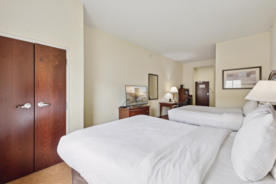 More Photos Of 2750 Fortune Cir W, Indianapolis Hotel For Sale