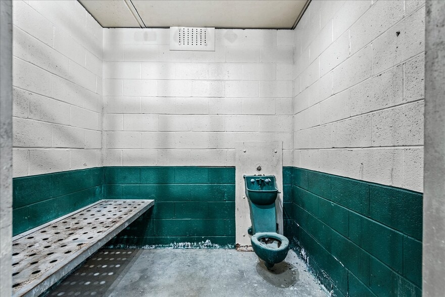 More Photos Of 10 Irving Ave N, Colonial Beach Apartments For Sale