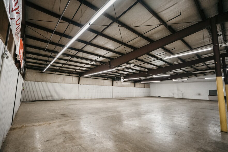 More Photos Of 2905 W Oakland Ave, Austin Auto Dealership For Lease