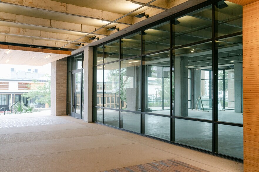 More Photos Of 711 Broadway St, San Antonio Office For Sale