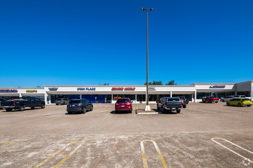 More Photos Of 1700-1760 Mall Cir, Fort Worth Freestanding For Lease