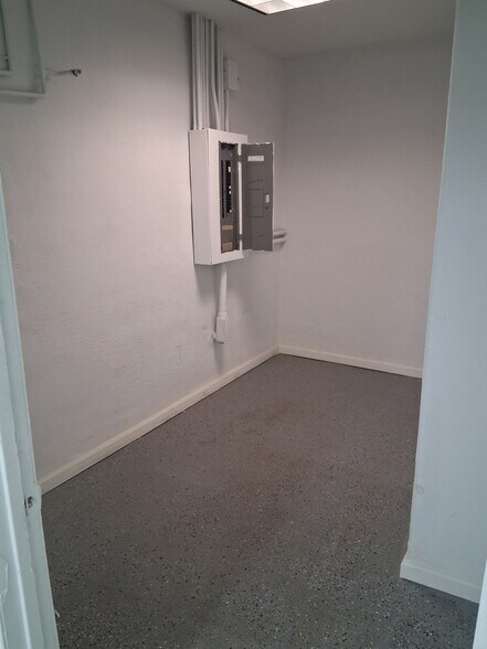 More Photos Of 1605 W Broadway Rd, Phoenix Warehouse For Sale