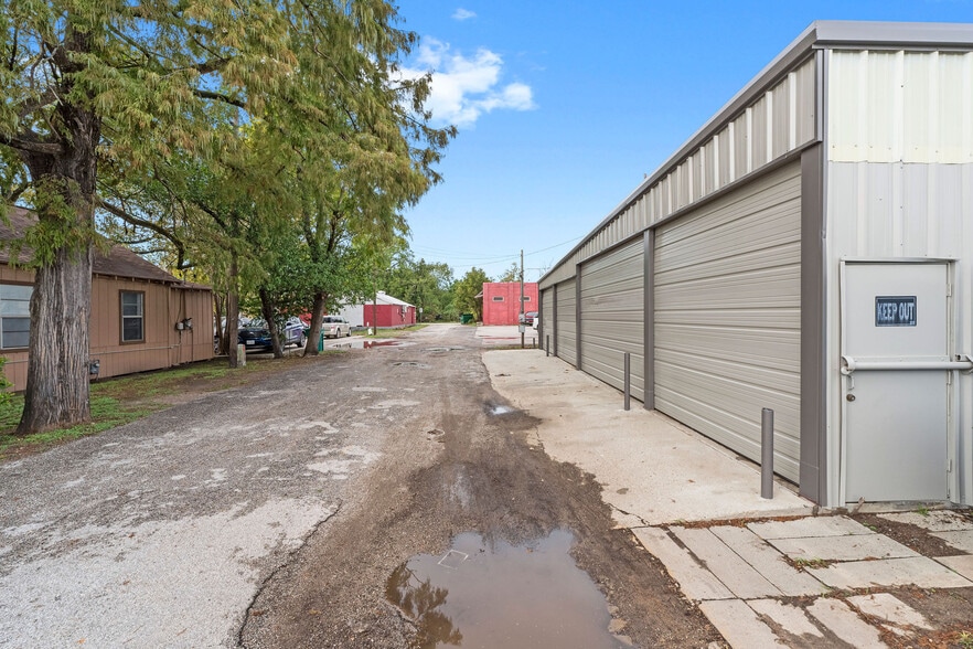 More Photos Of 107 N Danville St, Willis Showroom For Lease