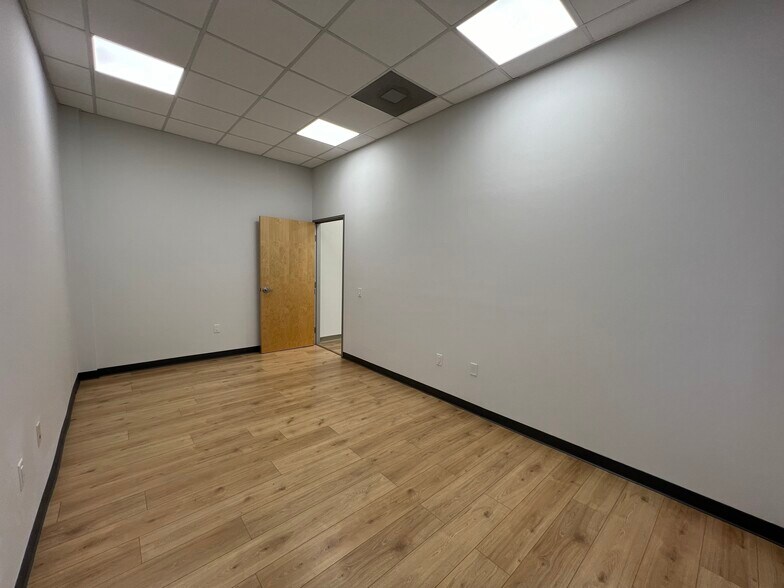 More Photos Of 9016 Fullbright Ave, Chatsworth Warehouse For Lease