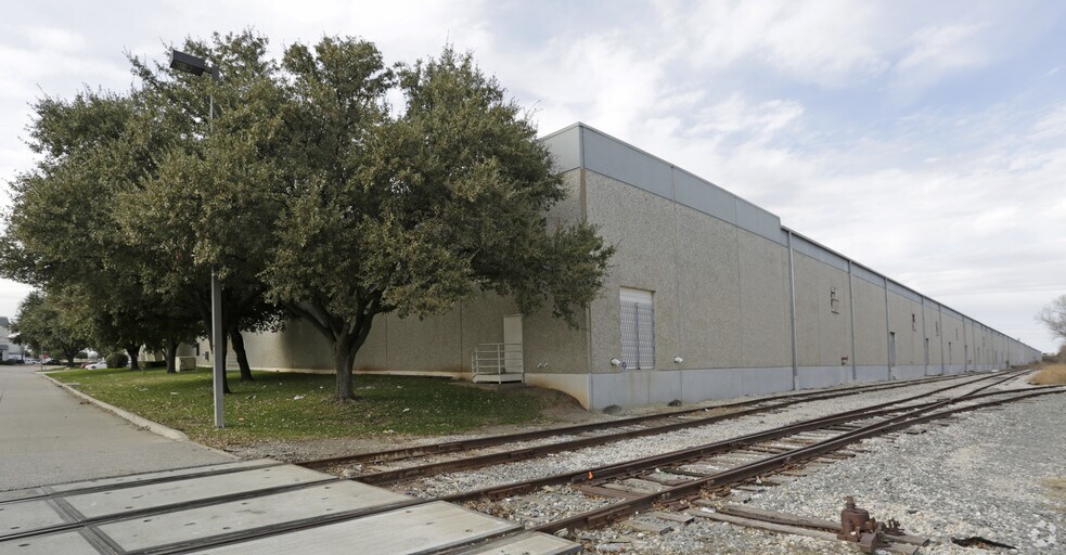 More Photos Of 2055 Luna Dr, Carrollton Warehouse For Lease