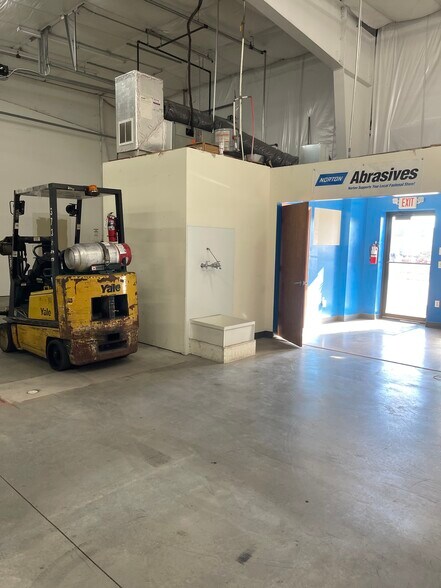 More Photos Of 1201-1221 NW Pamela Blvd, Grain Valley Warehouse For Lease