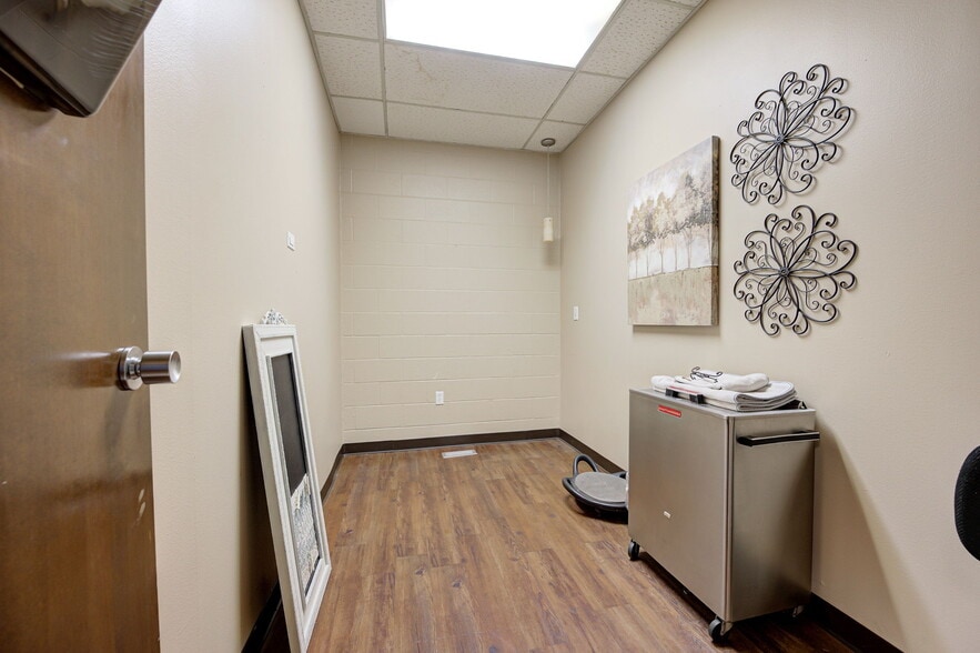 More Photos Of 1212 S Air Depot Blvd, Oklahoma City Office For Sale