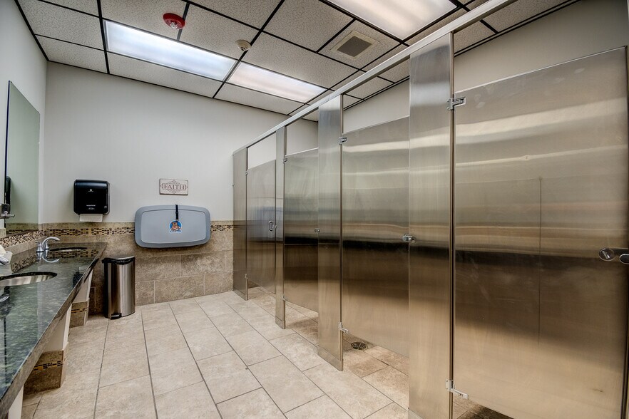 More Photos Of 5819 10th St, Katy Storefront For Sale