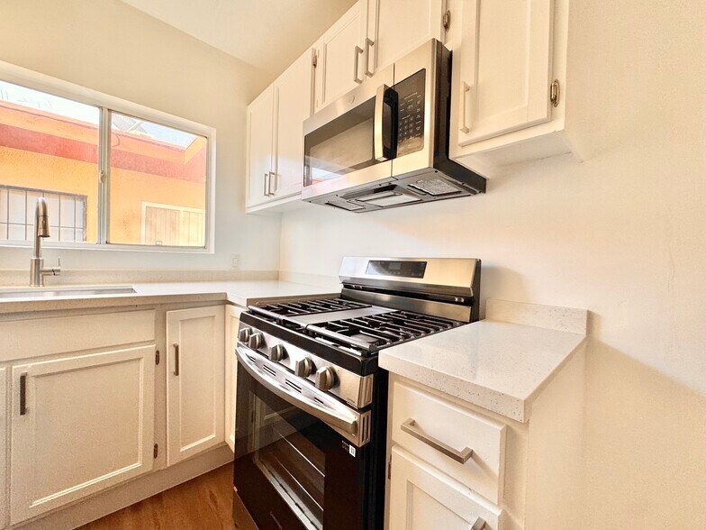 More Photos Of 2718 S Cochran Ave, Los Angeles Apartments For Sale