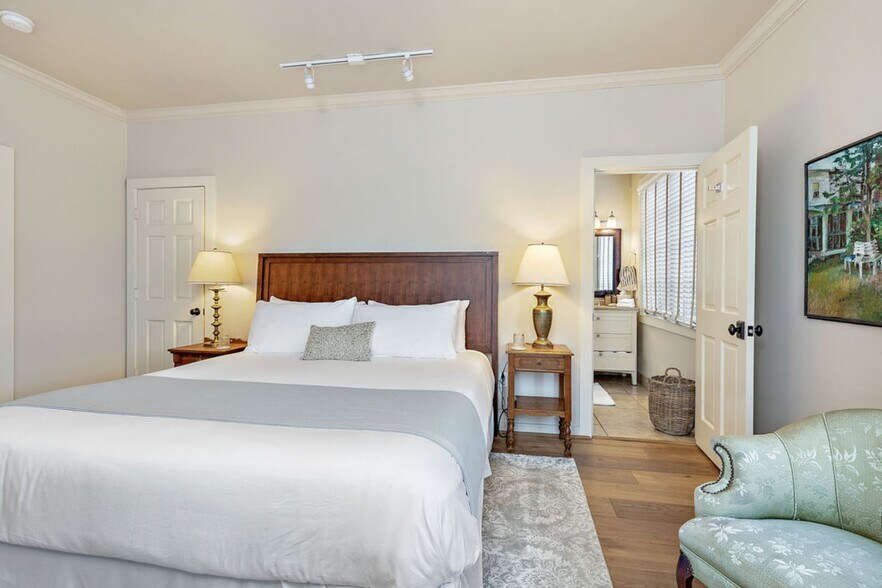 More Photos Of 240 E California St, Jacksonville Hotel For Sale