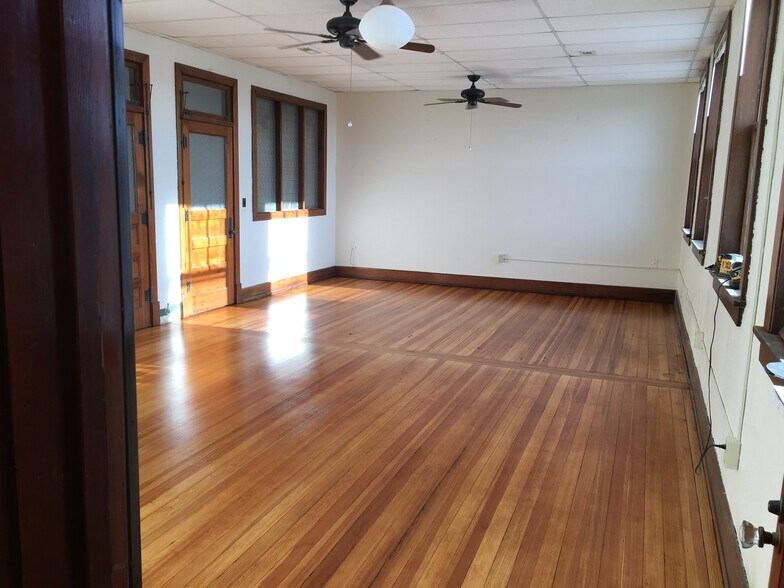 More Photos Of 102 N Fowler St, Meade Office For Sale