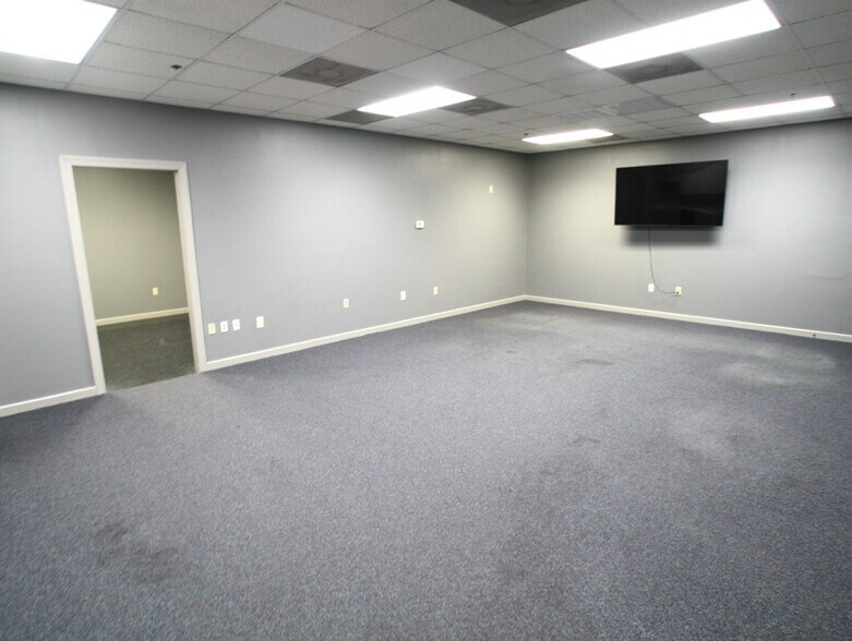 More Photos Of 260 Bennett Dr, Pulaski Warehouse For Lease