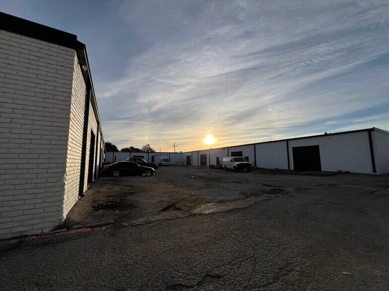 More Photos Of 209 S Kirby St, Garland Flex For Lease