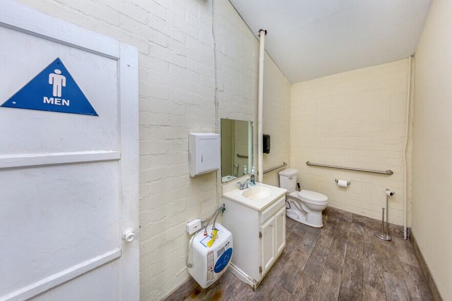 More Photos Of 11924 Vose St, North Hollywood Warehouse For Lease