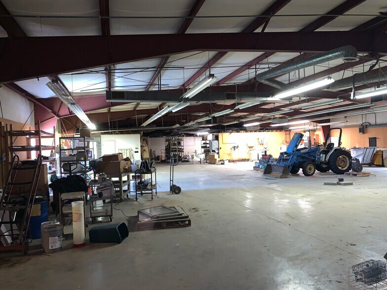 More Photos Of 52 Mid Valley, Verona Light Manufacturing For Sale