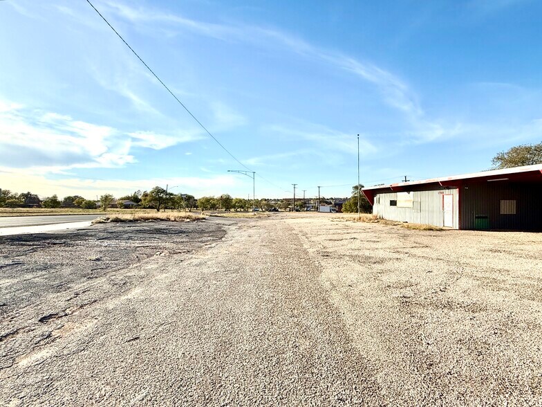 More Photos Of 1709 Coliseum Dr, Snyder Flex For Sale